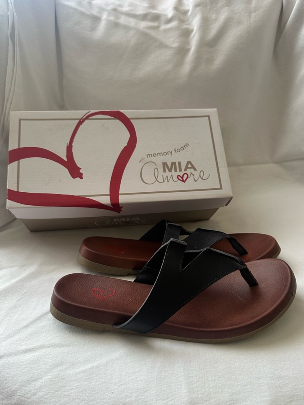 MIA Amore Memory Foam Black leather & Brown Thong Sandals size 8